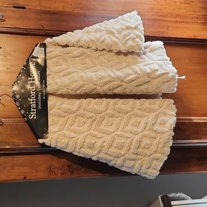 Beautiful holiday tree skirt.